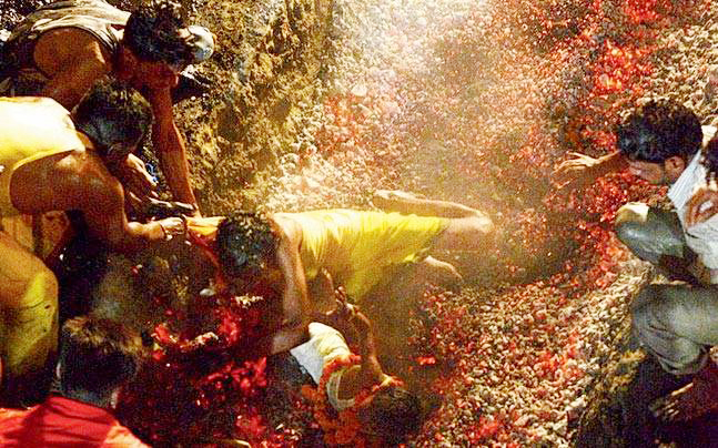 ಸುಡುವ ಕೆಂಡದ ಮೇಲೆ ಮಗನನ್ನು ತಳ್ಳಿದ ತಂದೆ!